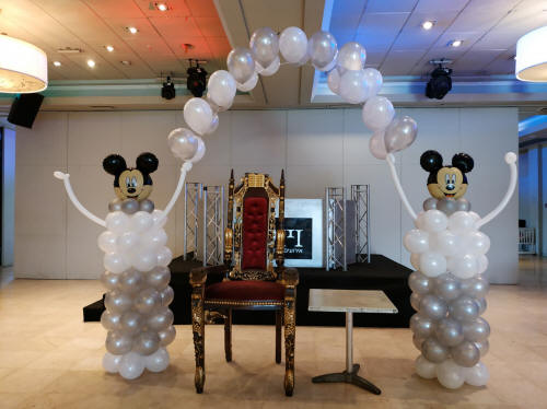 שער בלונים לבריתה צבע לבן וכסף